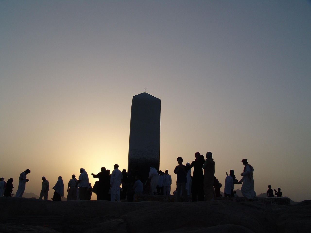 نصب جبل الرحمة في عرفات عند غروب الشمس