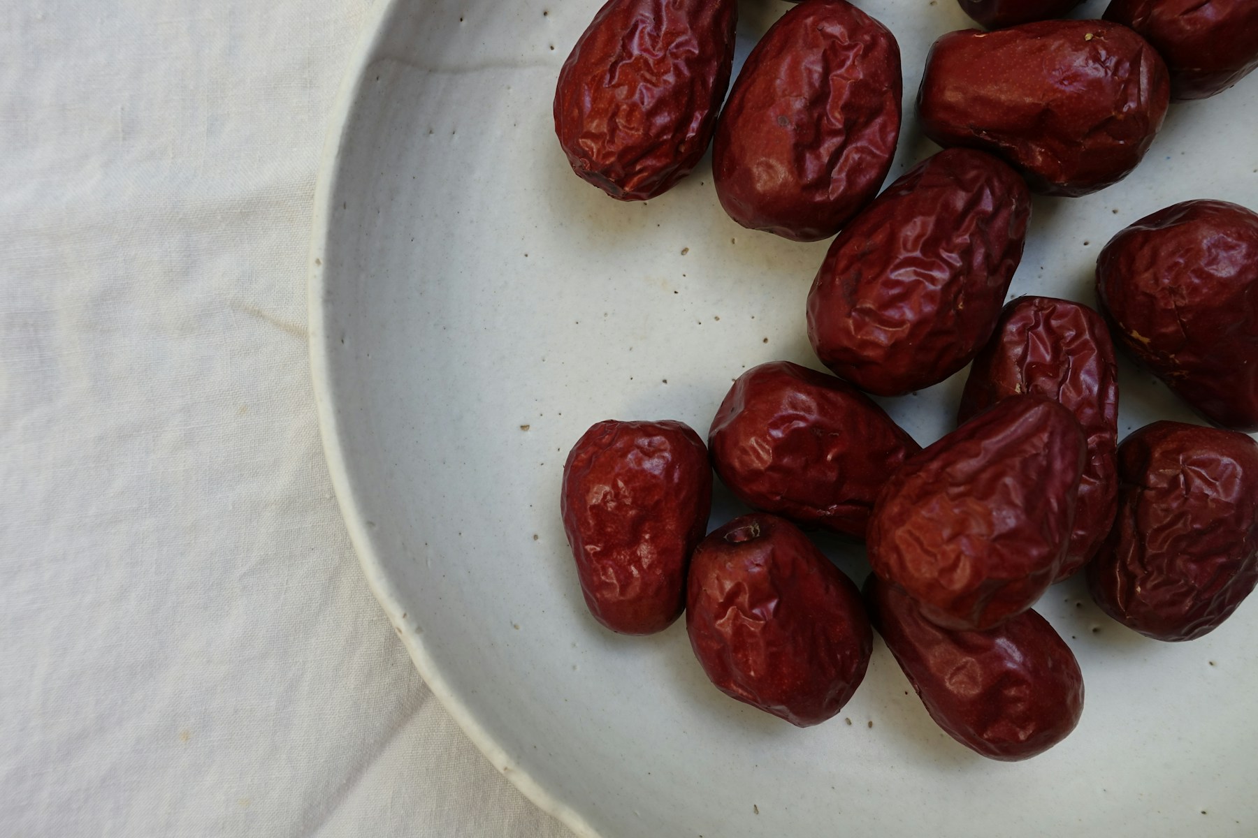 تمر مجفف في طبق، من أجواء رمضان