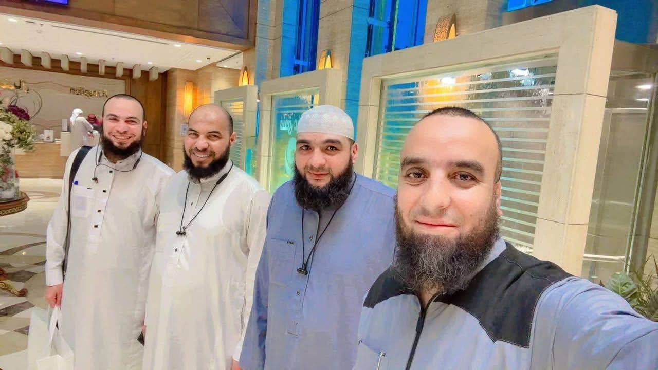 فريق الشيخ حسن عوض قبل انطلاق إحدى رحلات الحج والعمرة