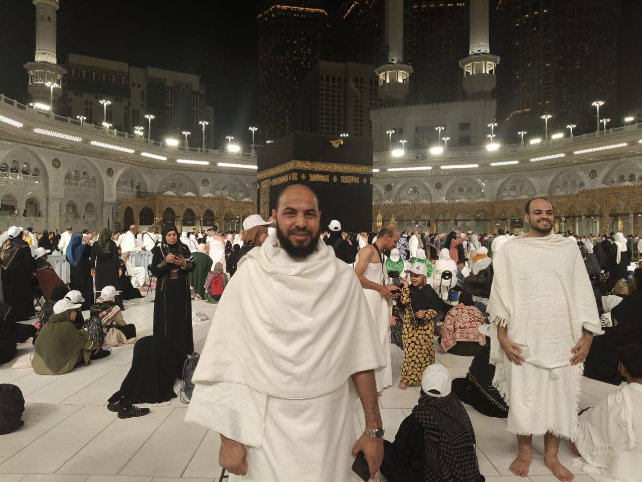 المسجد الحرام ليلًا بالأنوار المحيطة بالكعبة المشرفة