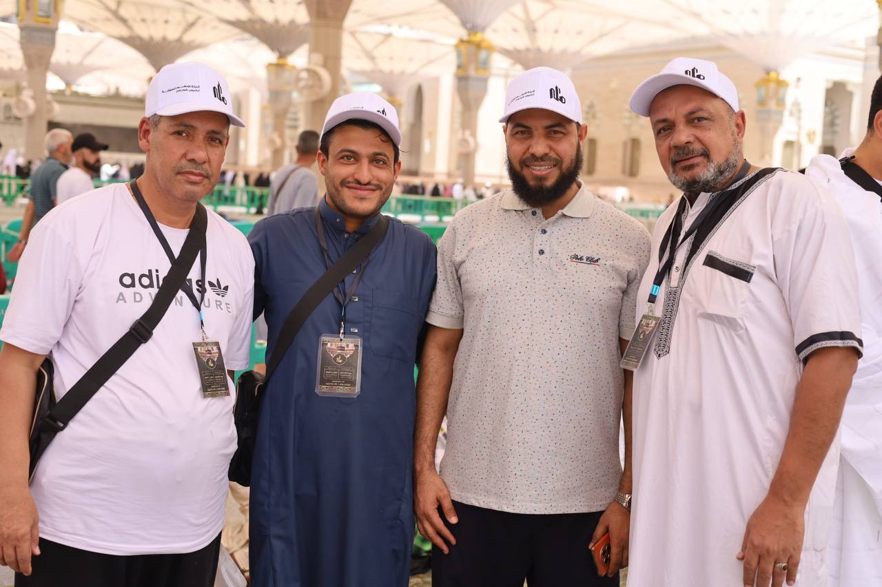 معتمرون أمام باحات المسجد النبوي الشريف