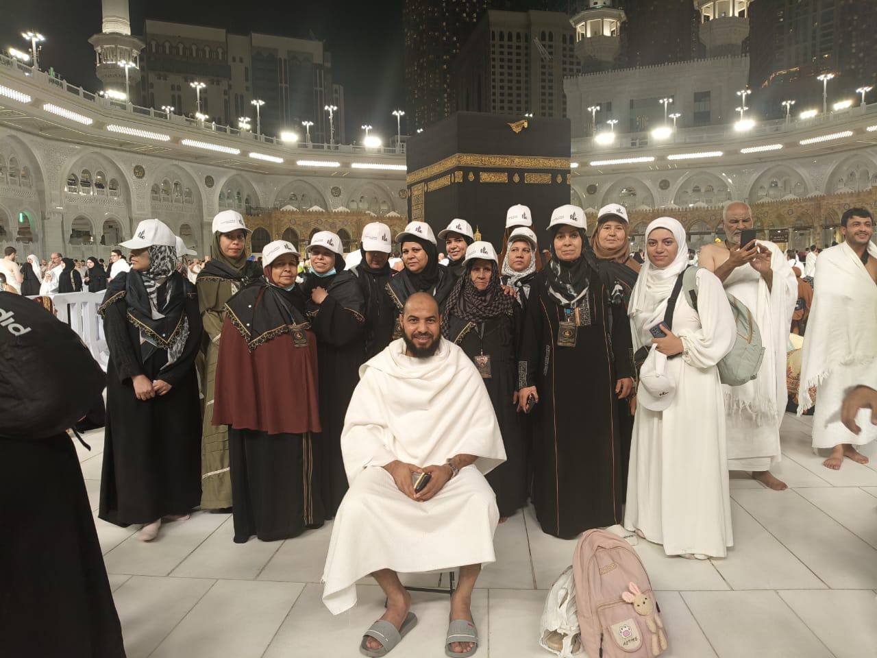 مجموعة من المعتمرين أمام الكعبة المشرفة